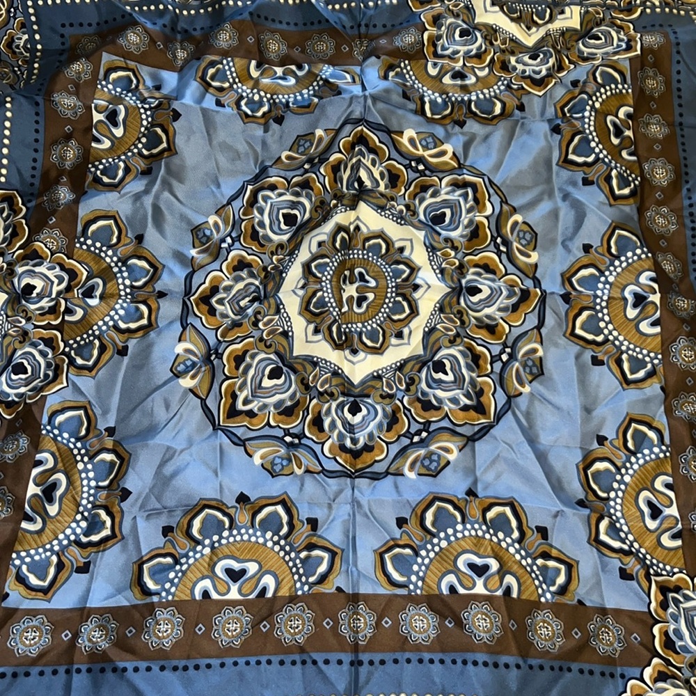 Nicole Miller Collection large square scarf 35”